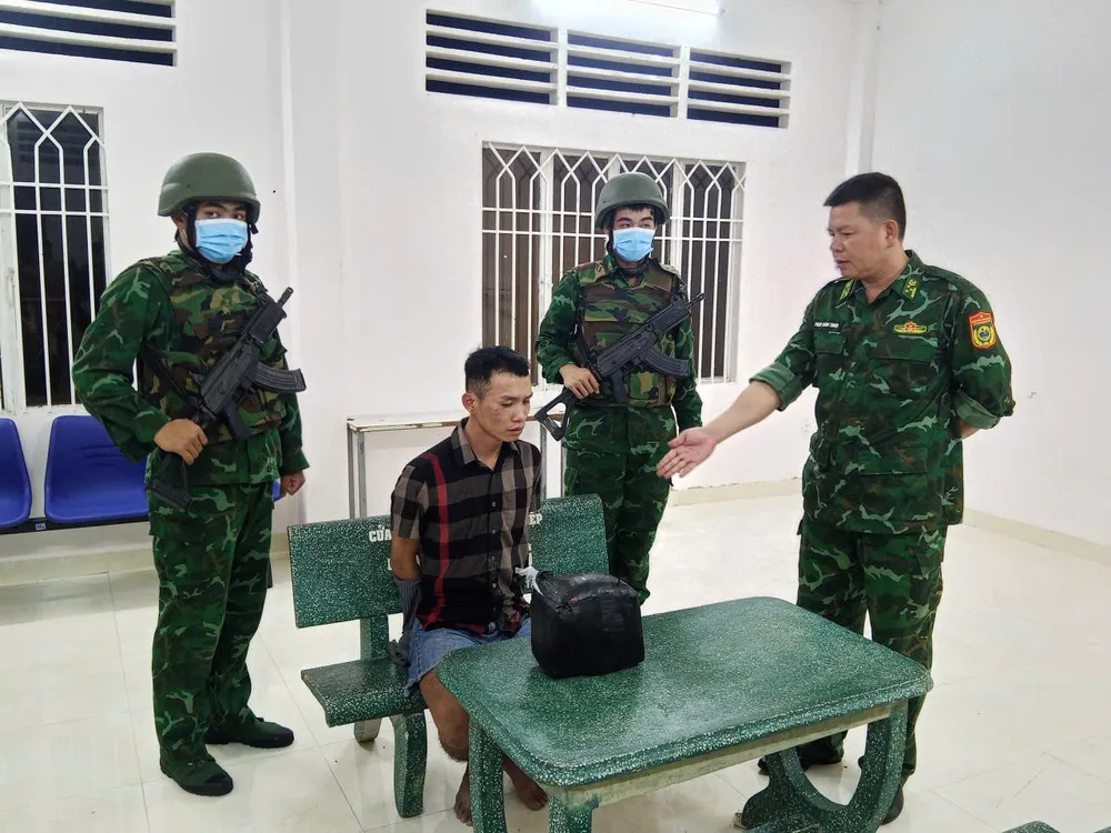 Trần Trọng G. cùng tang vật z6898883374378_5f2f87c3397a0cc9e5c60f216a41595d.jpg