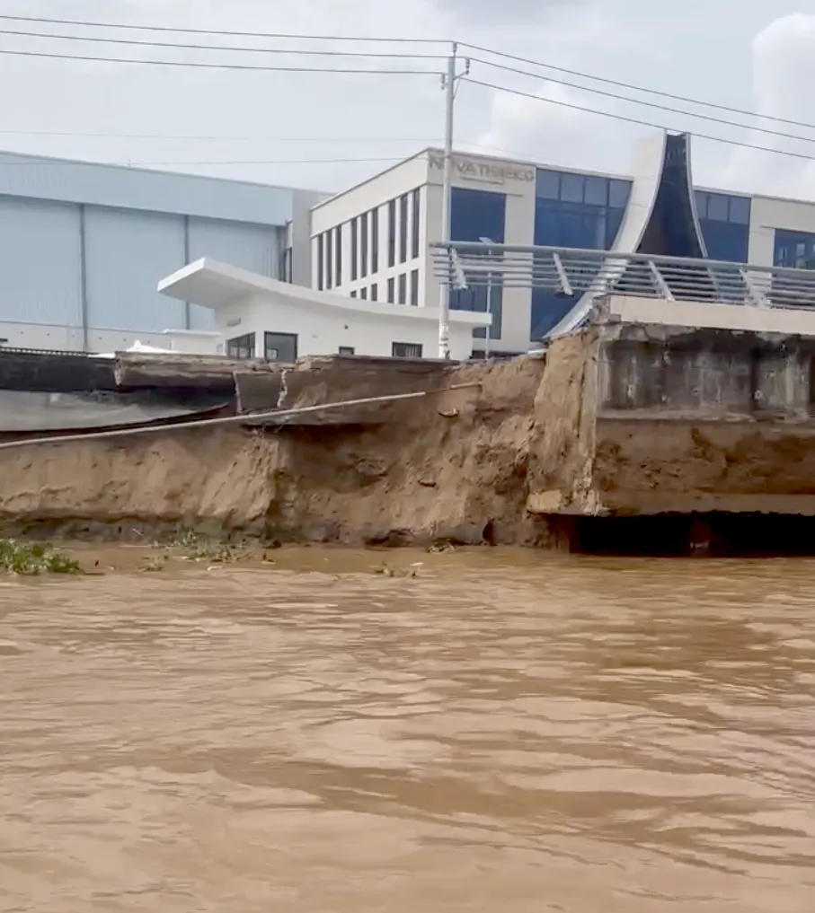 Sạt lở kè dài khoảng 55m, chân kè bị làm xói lở tạo nhiều “hàm ếch” SAT LO THUONG PHUOC4.png