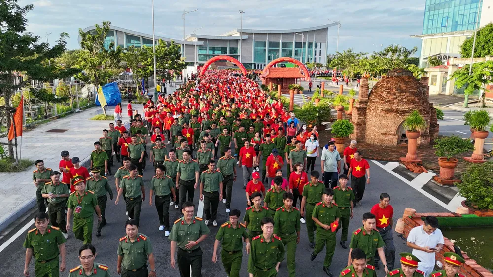 Sự kiện thu hút khoảng 5.000 người tham gia đi bộ trên tuyến đường gốm và hoa dài nhất Việt Nam ảnh 10.jpg