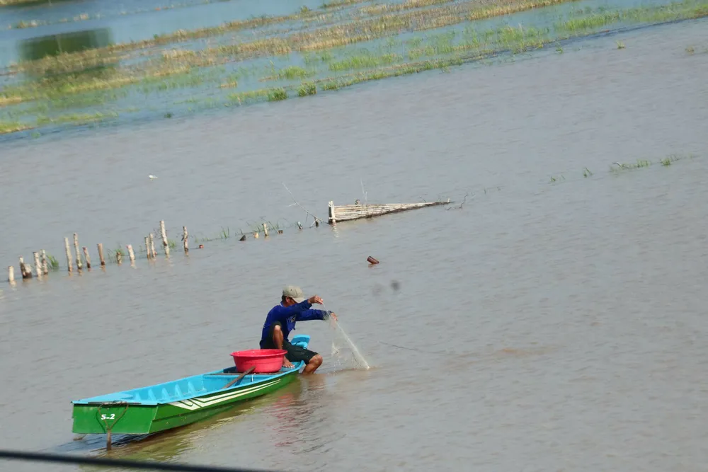 កសិកររៀបចំឧបករណ៍នេសាទ និងបោះសំណាញ់ដើម្បីចាប់ត្រី។ Nông dân chuẩn bị ngư cụ, thả lưới đánh bắt cá