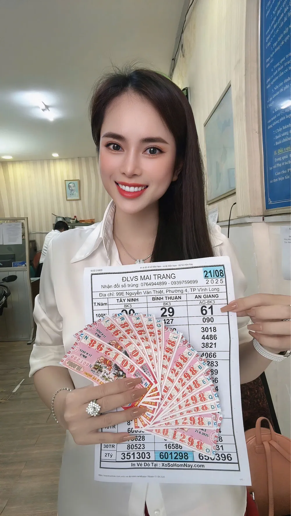 Chị Nguyên cầm 14 tờ vé số đài Bình Thuận có dãy số 601298 ảnh 3.jpg