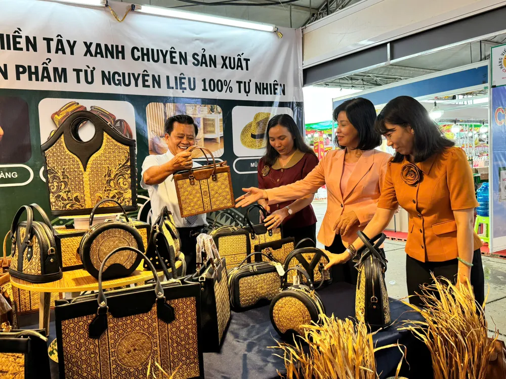 Các sản phẩm OCOP trưng bày tại hội chợ mang đậm dấu ấn của quê hương Việt Nam z6947544761089_6aff92f30ebeac2a4f9c2e9be0f0c865.jpg