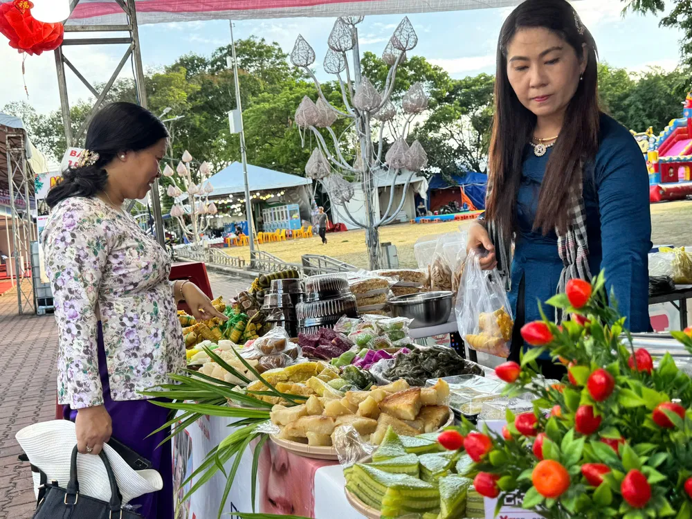 Hội chợ với đa dạng những món ăn dân dã, đặc sản nức tiếng miền Tây z6947545766052_b77d6719141d079fd2c532039a134fe2.jpg