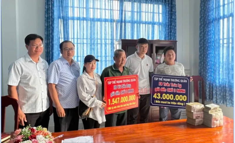 Ông Ba Minh nhận bảng tượng trưng được trao số tiền gần 1,6 tỷ đồng IMG_9378.jpeg