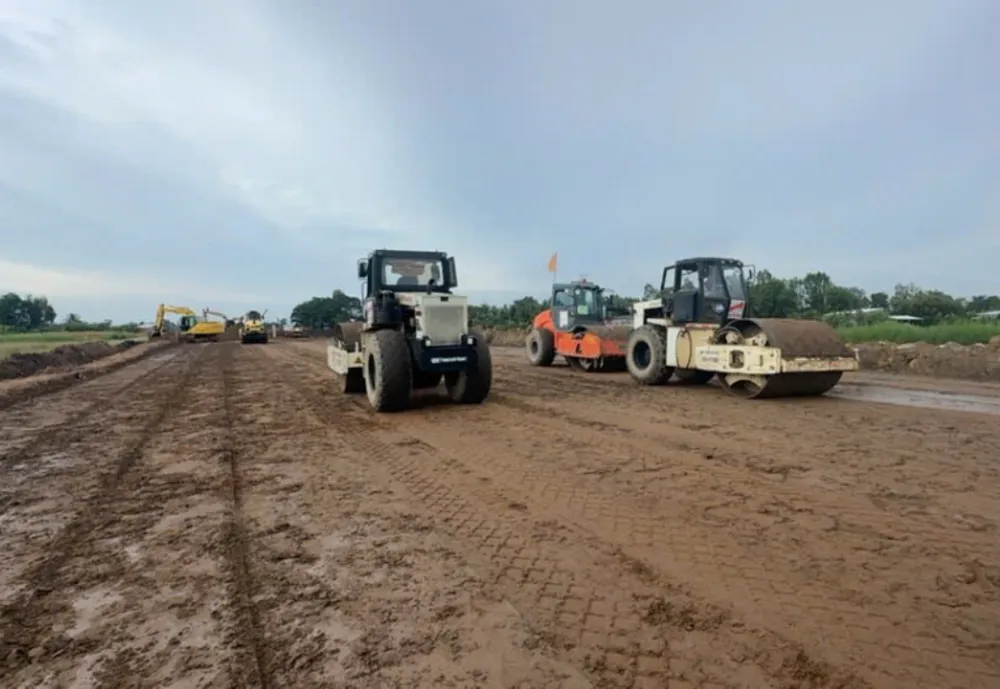 Trong dịp nghỉ lễ Quốc khánh 2-9, không khí trên các công trường cao tốc Cần Thơ - Hậu Giang và Hậu Giang - Cà Mau vẫn nhộn nhịp ảnh 1.png