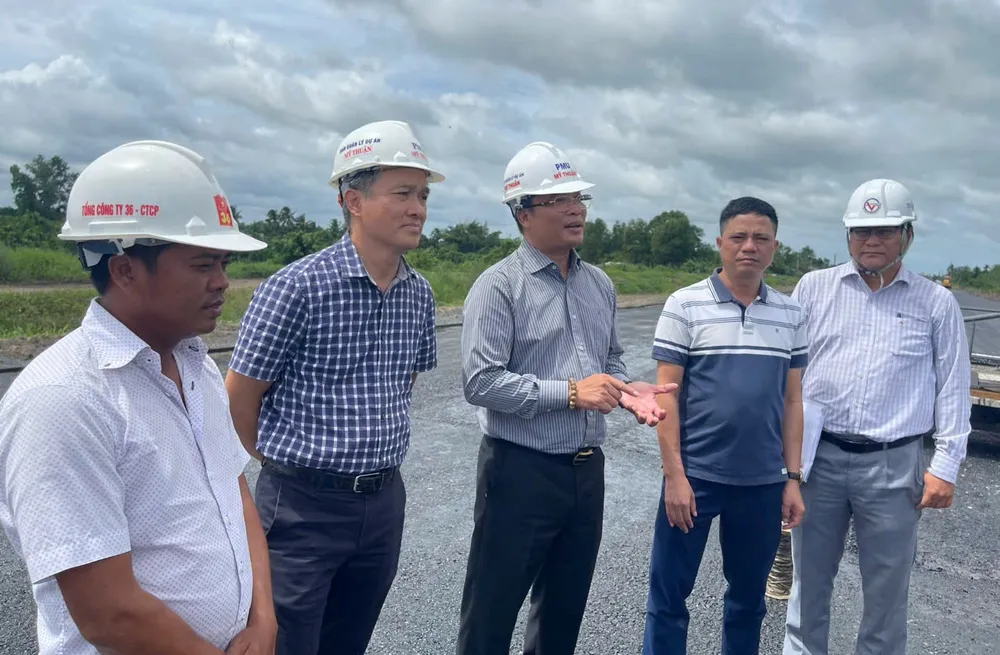 Ông Trần Văn Thi, Giám đốc Ban Quản lý dự án Mỹ Thuận trực tiếp kiểm tra và chỉ đạo tại dự án ảnh 2.jpg