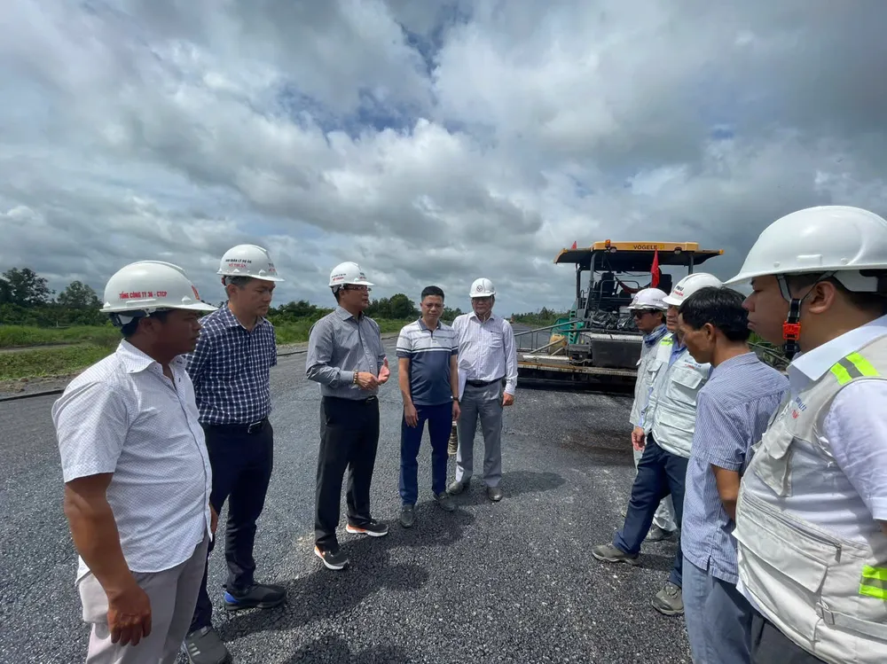 Ban Quản lý dự án Mỹ Thuận (Bộ Xây dựng) kiểm tra dự án cao tốc Cần Thơ - Cà Mau thi công xuyên lễ z6960067706718_5648280c0d97a248c020eec5c432db8a.jpg