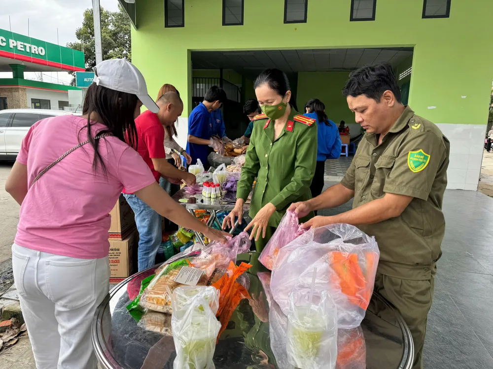 Lực lượng công an xã Tân Hương và đoàn thanh niên chuẩn bị bánh mì, bánh ngọt, nước uống tặng người dân z6960694069634_88b838a6f6cbfea39c8c055aa3102358.jpg