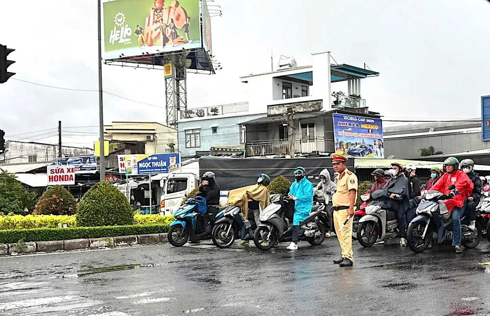 Lực lượng Cảnh sát giao thông – Công an tỉnh Đồng Tháp túc trực phân luồng, điều tiết giao thông trên quốc lộ 1 qua Đồng Tháp z6961228563844_26cac71a0d854e3f162cf413f3d62b36.jpg