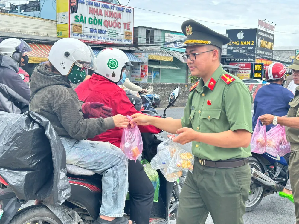 Lực lượng công an xã Tân Hương tặng bánh mì, bánh ngọt, nước uống cho người dân z6961228705046_cb4f873d9ad73747b0e7610ab5a5566f.jpg