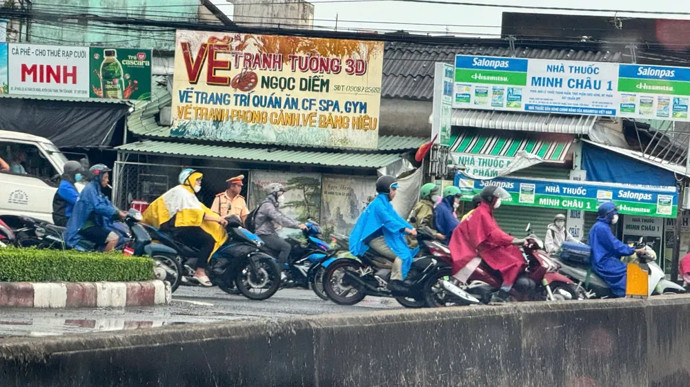 Lực lượng Cảnh sát giao thông – Công an tỉnh Đồng Tháp túc trực phân luồng, điều tiết giao thông trên quốc lộ 1 qua Đồng Tháp z6961228815024_7c8f2442fd39c5f471318a8d34edfbb8.jpg