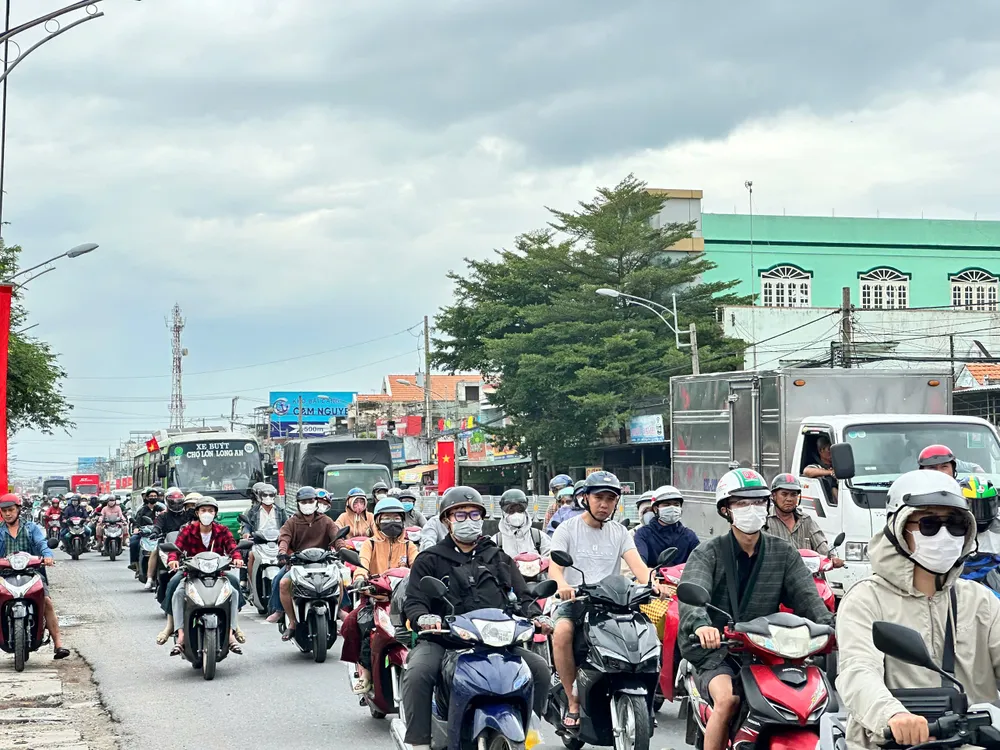 Rất đông phương tiện xe máy di chuyển trên quốc lộ 1 hướng về miền Tây z6961369815378_8189bd3de190deecd8325e2166035e93.jpg