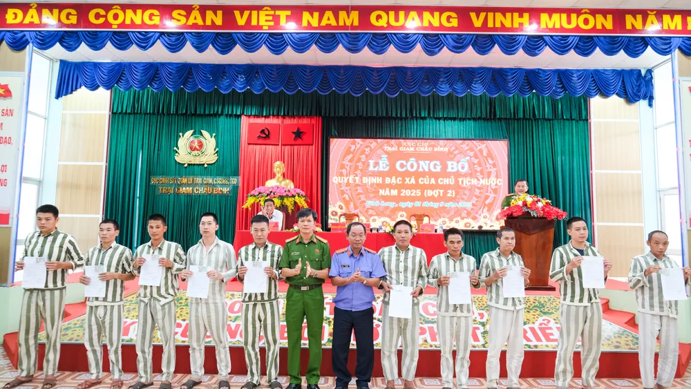 Đại tá Nguyễn Văn Đông, Giám thị Trại giam Châu Bình trao giấy chứng nhận cho các phạm nhân đủ điều kiện và được xét đặc xá trong đợt này ảnh 2.jpg