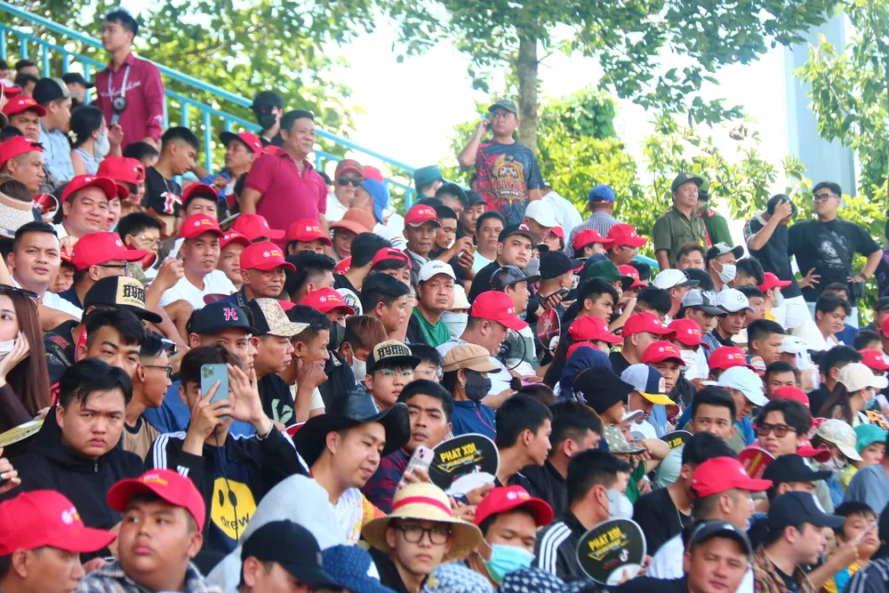Hàng ngàn khán giả cổ vũ tại giải đua IMG_3727.JPG