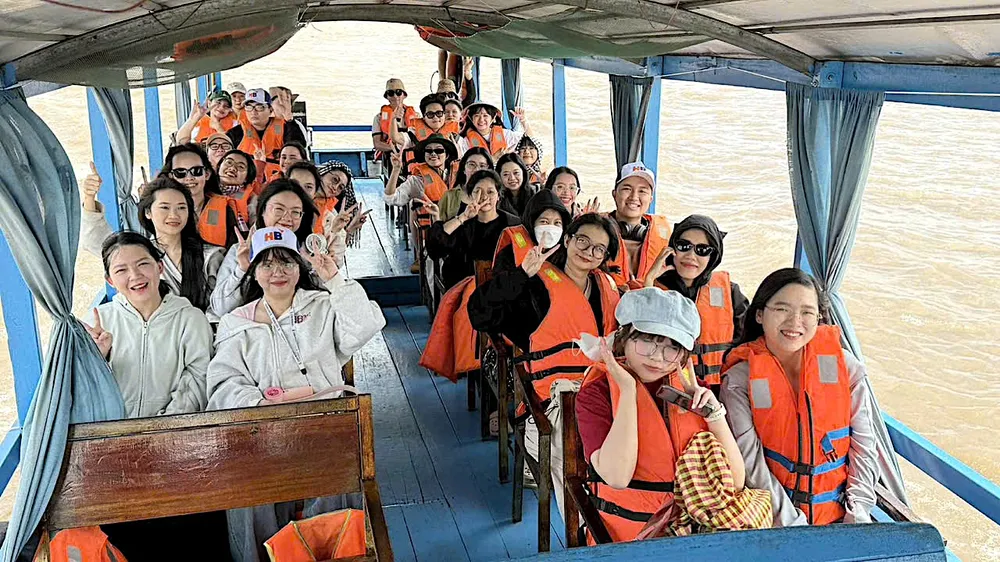 Du khách đi thuyền trên sông Tiền (Đồng Tháp) trong dịp lễ 2-9 này DU LICH DONG THAP 1.jpg