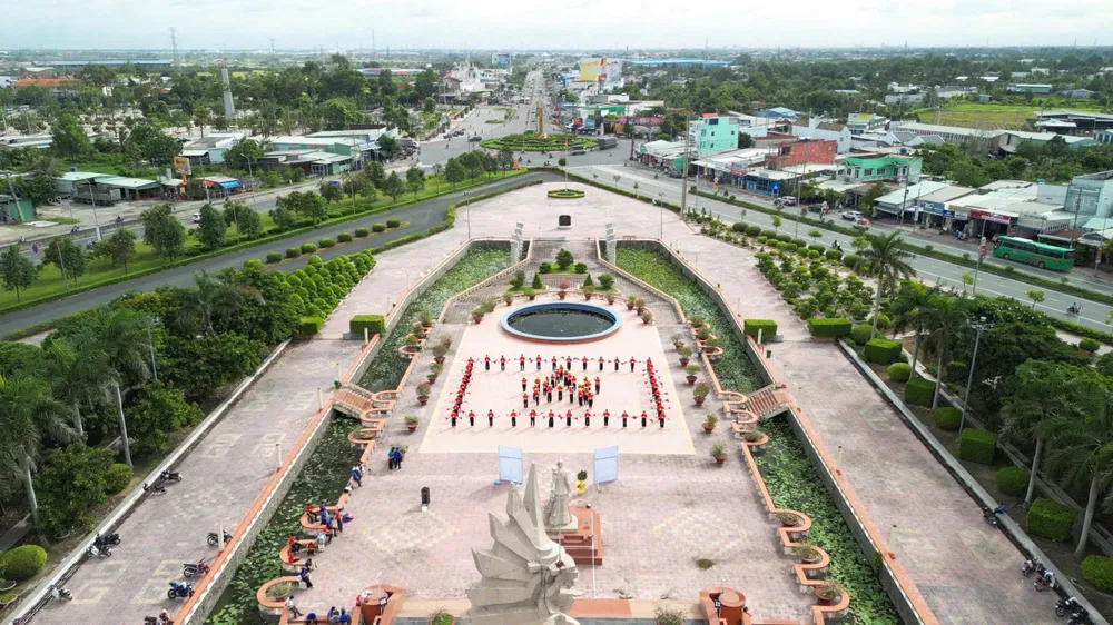 Ngành du lịch tỉnh Tây Ninh đã tổ chức tour du lịch nội tỉnh đầu tiên với chủ đề “Tây Ninh trải nghiệm Tây Ninh” thu hút đông đảo du khách trong dịp lễ này TAY NINH.jpg