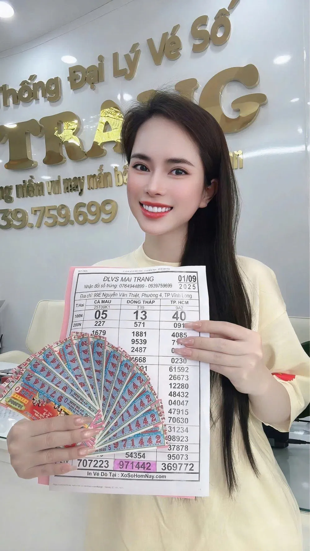 Chị Nguyên cầm 12 tờ vé số đài Đồng Tháp có dãy số 971442 trúng độc đắc của khách hàng may mắn ảnh 21.jpg