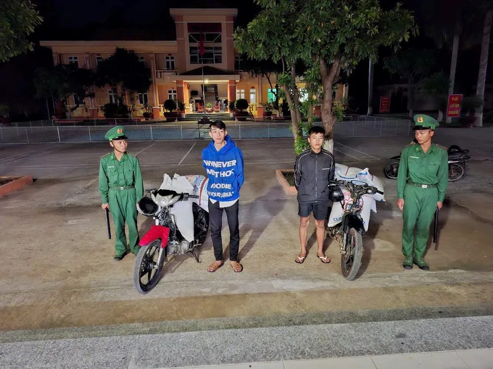 Đồn Biên phòng Cầu Muống bắt giữ nhóm vận chuyển hàng lậu ảnh 1.jpg