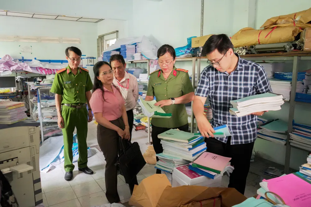 Ngành chức năng của TP Cần Thơ đang kiểm tra tại điểm photocopy của ông P. ảnh 4.jpg
