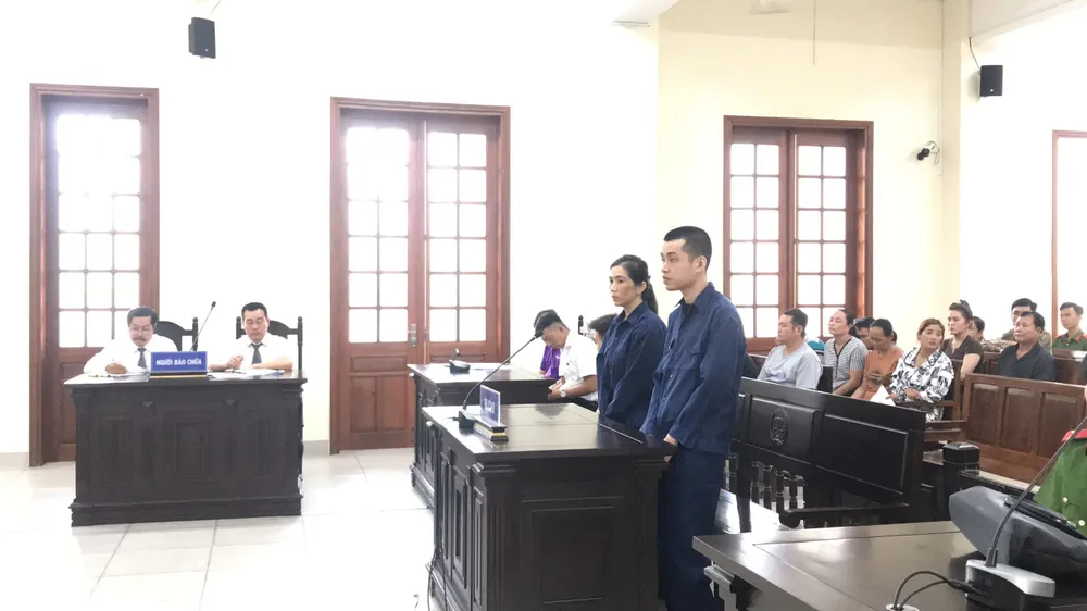 Hai bị cáo Thành và Linh tại tòa ảnh 2.jpg