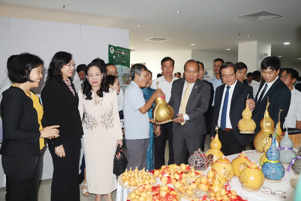 Các đại biểu tham quan tại một gian hàng trưng bày sản phẩm ảnh 1.JPG
