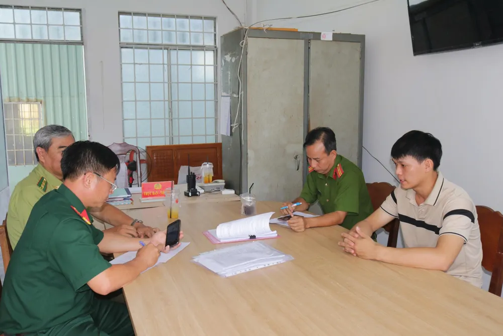 Ngành chức năng đang làm thủ tục tiếp nhận hai cá thể rái cá quý hiếm ảnh 3.jpg