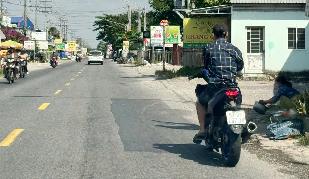 Nam thanh niên điều khiển xe mô tô không đội mũ bảo hiểm đang ngang nhiên lưu thông trên Quốc lộ 30 - Ảnh: Bùi Nguyên ảnh 3.jpg