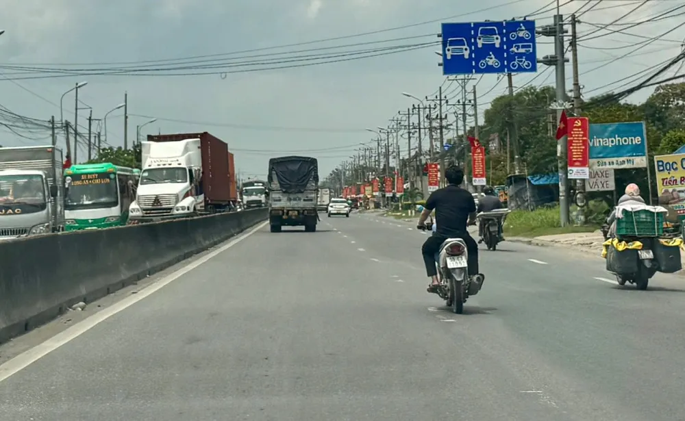 Trên Quốc lộ 1, đoạn qua địa phận tỉnh Tây Ninh, tình trạng người khiển xe mô tô không đội mũ bảo hiểm cũng diễn ra khá phổ biến - Ảnh: Bùi Nguyên ảnh 4.jpg