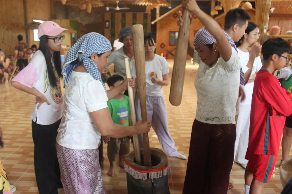 Du khách trải nghiệm làm cốm dẹp cùng người dân Khmer ảnh 1.jpg