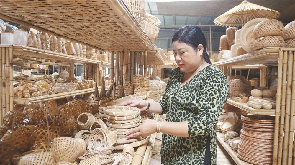 Nghệ nhân Trương Thị Bạch Thủy - Giám đốc HTX Mây tre đan Thủy Tuyết bên những sản phẩm thủ công tinh xảo được trưng bày ảnh 2.jpg