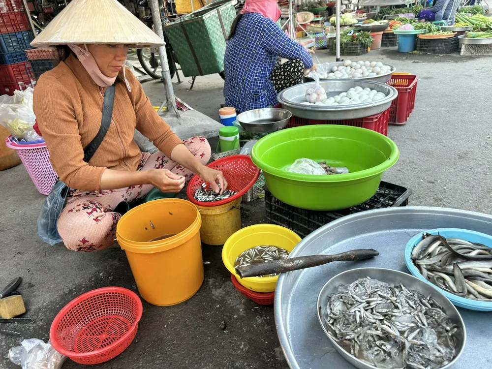 Cá linh được bày bán ở chợ biên giới. Ảnh: Bùi Nguyên ảnh 7.jpg