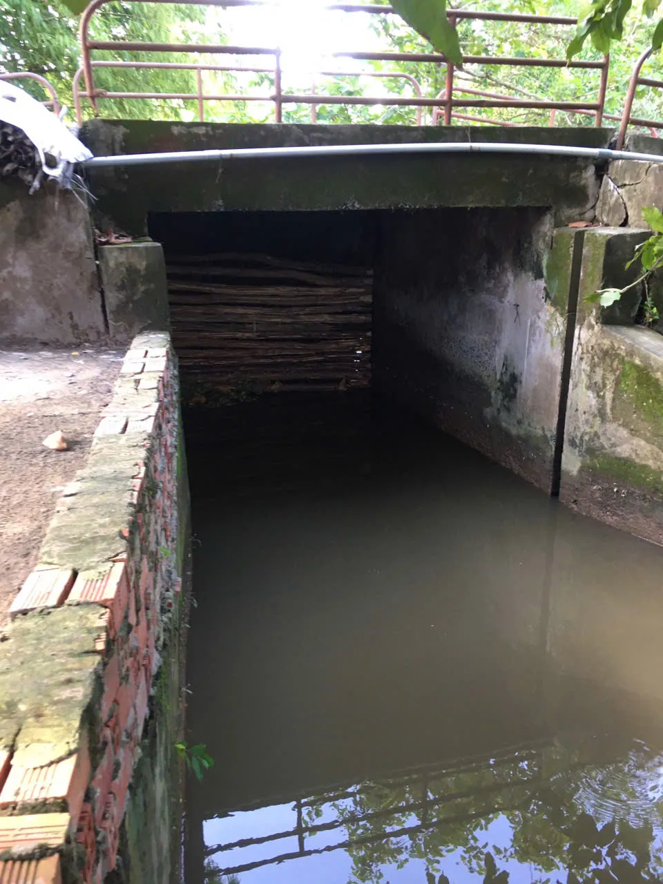 The broken open manhole cover on Cai Quyt canal (Phong Hoa commune, Dong Thap province) has been temporarily reinforced. z6997070825562_fed5275b4b627ccf7bc35e7dd15bde8d.jpg