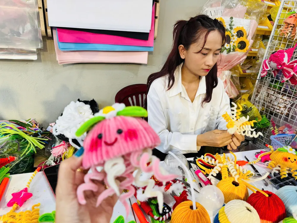 Chị Trang đang tỉ mỉ tạo những chiếc lồng đèn đẹp mắt từ kẽm nhung ảnh 2.jpg