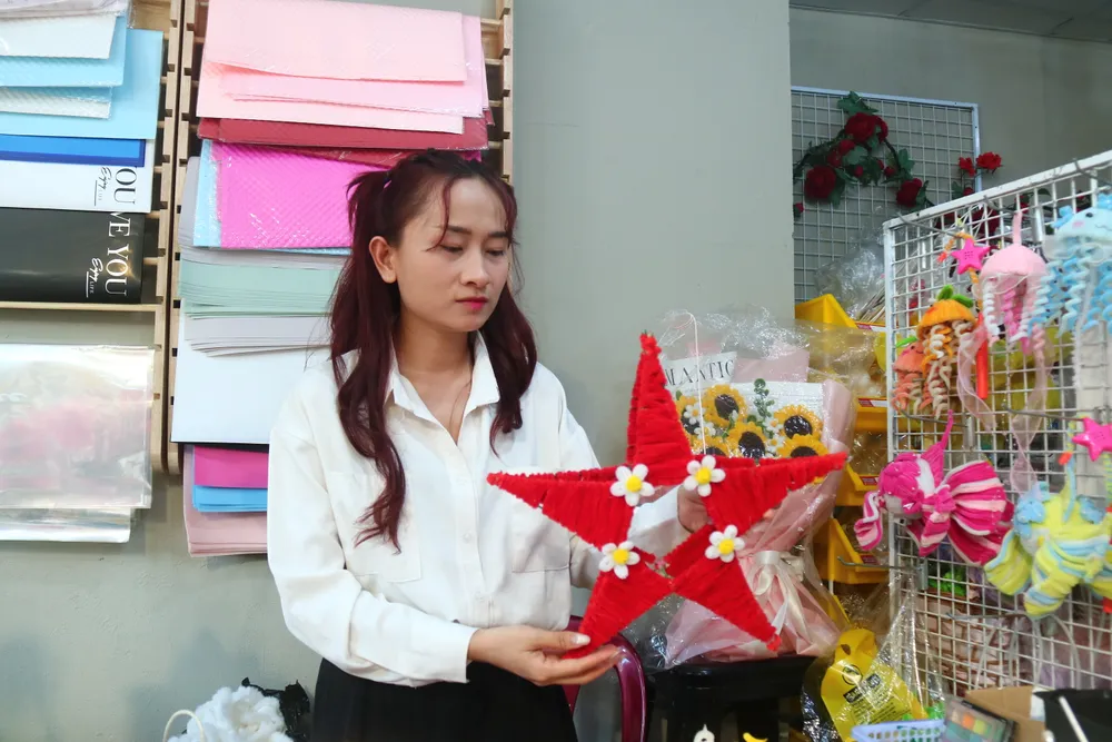 Chị Trang bên chiếc lồng đèn ông sao bằng nhung vừa hoàn thành ảnh 5.JPG
