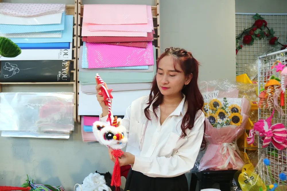Đèn lân râu dài oai phong được làm từ kẽm nhung góp mặt thị trường Trung thu năm nay ảnh 6.JPG