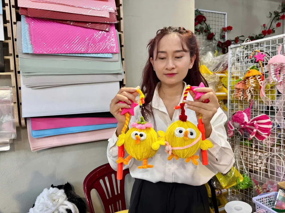 Đèn lồng gà con bằng kẽm nhung trông dễ thương ảnh 7.jpg