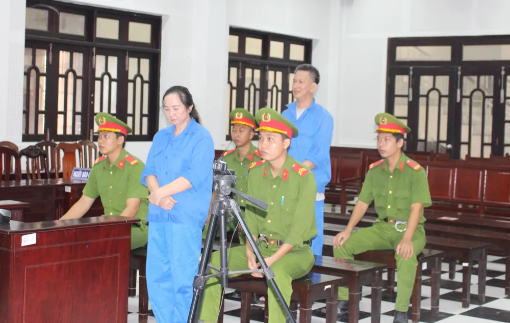 Hai bị cái Thùy và Khải tại tòa ảnh 3.JPG