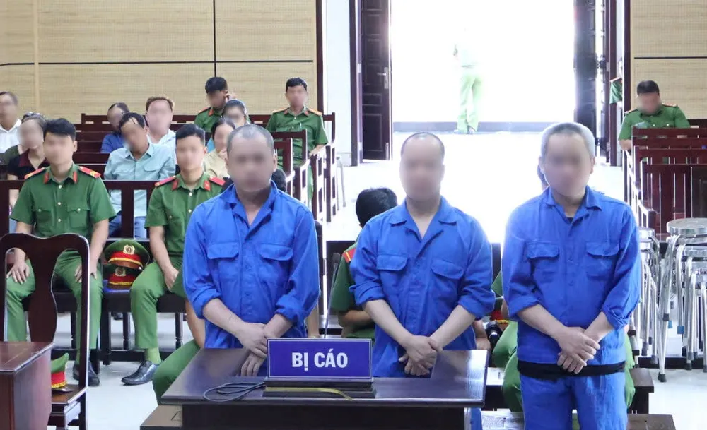 Các bị cáo tại phiên xét xử ANH VAN CHUYEN MT 19-9.jpg