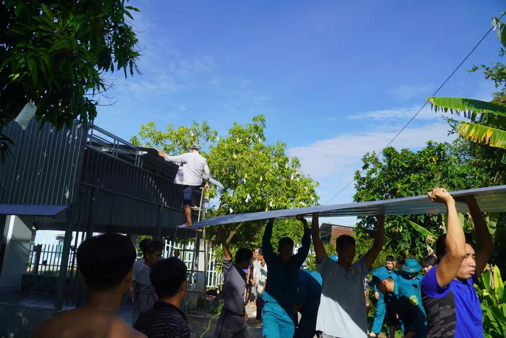 Ngành chức năng phường Cao Lãnh hỗ trợ người dân có nhà bị sạt lở di dời tài sản 1.jpg