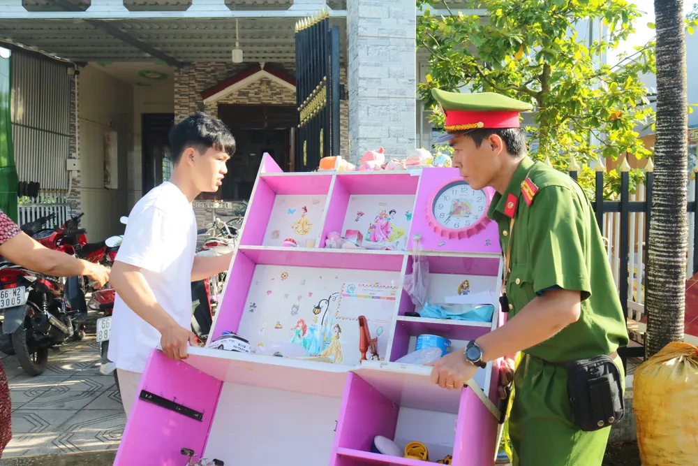 Lực lượng công an có mặt hiện trường hỗ trợ người dân di dời tài sản ảnh 1.JPG