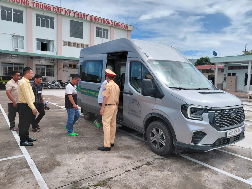 Thí sinh được Phòng CSGT Công an tỉnh Đồng Tháp bố trí phương tiện đưa rước miễn phí đến địa điểm thi - Ảnh: Công an Đồng Tháp ảnh 2.jpg