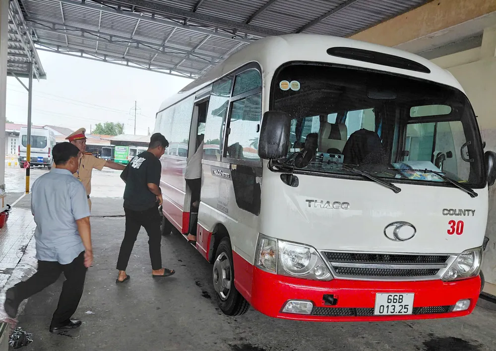 Phòng CSGT, Công an tỉnh Đồng Tháp bố trí xe đưa đón thí sinh miễn phí từ Đồng Tháp đến điểm thi sát hạch XE DUA RUOC THI SINH THI .jpg