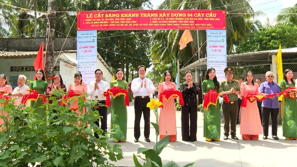 Lễ cắt băng khánh thành xây dựng 4 cây cầu ảnh 1.jpg
