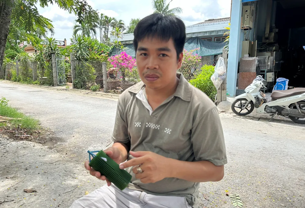 Anh Trần Văn Đức với một khuôn mẫu làm kim hoàn vừa hoàn thành - Ảnh: Bùi Nguyên ảnh 3.jpg