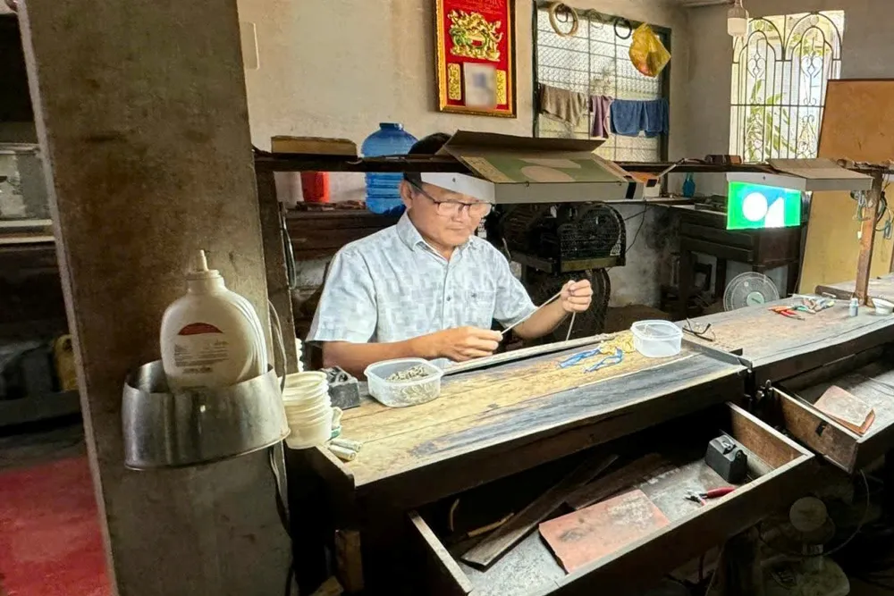 Trong căn phòng nhỏ, ông Trần Văn Bên đang miệt mài cải tiến mẫu mã, kết hợp các kiểu dáng mới, đáp ứng thị hiếu - Ảnh: Bùi Nguyên ảnh 4a.jpg