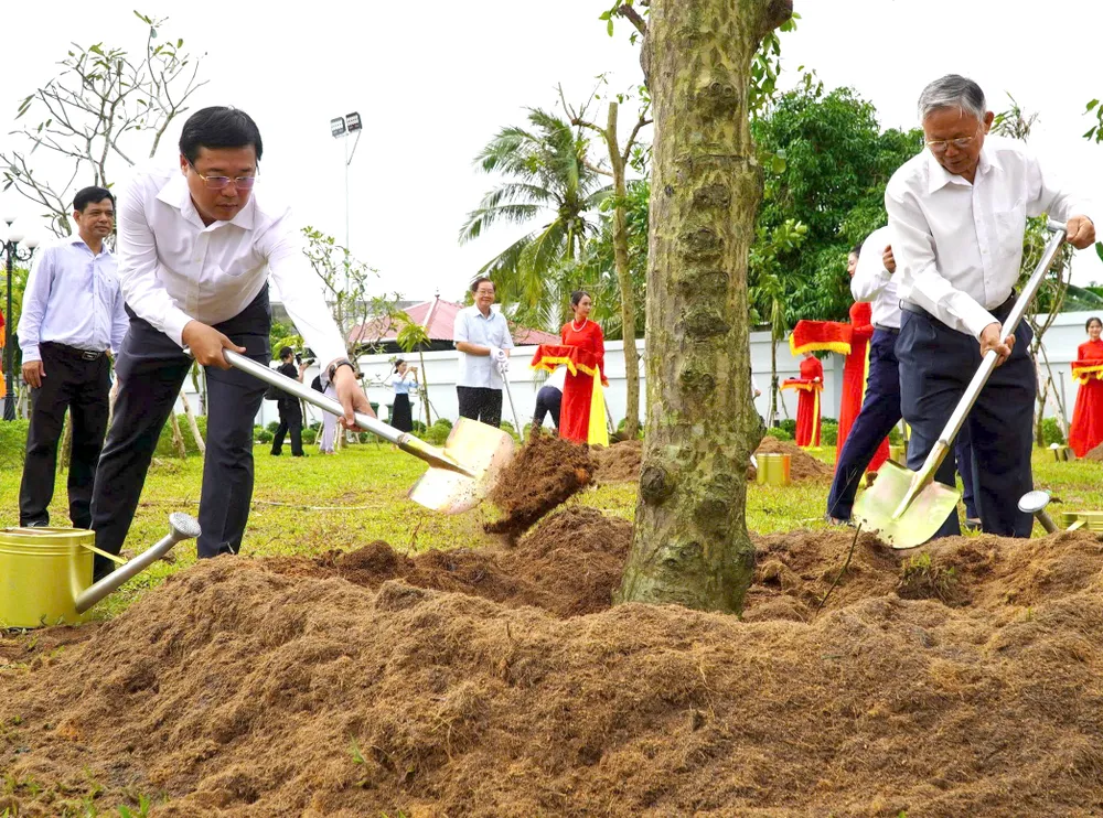 Bí thư Tỉnh ủy Đồng Tháp Lê Quốc Phong (bìa trái) và một số lãnh đạo tỉnh trồng cây lưu niệm 2.jpg