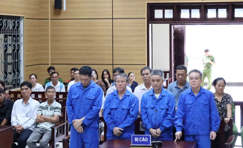 Các bị cáo tại tòa ảnh 4.jpg