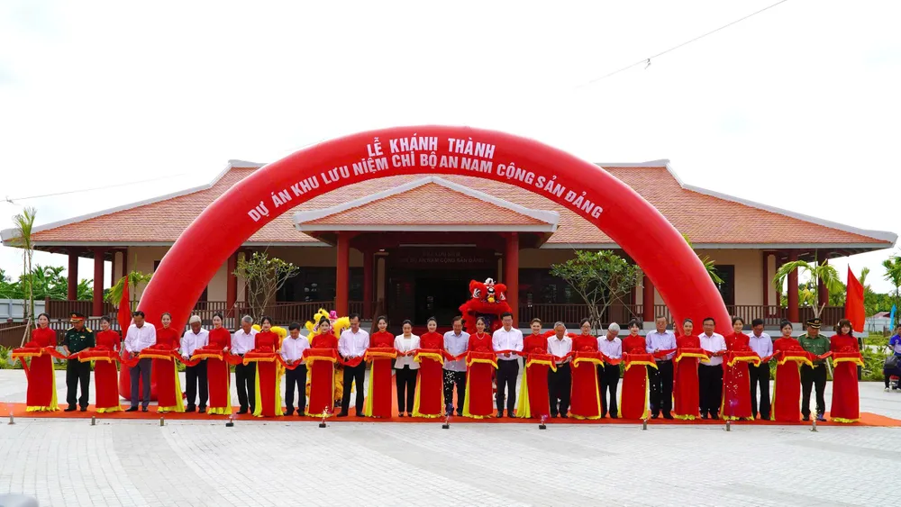 Nghi thức cắt băng khánh thành khanh thanh cb an nam.jpg