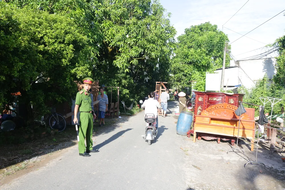 Ngành chức năng hỗ trợ người dân đến nơi an toàn IMG_1068.JPG