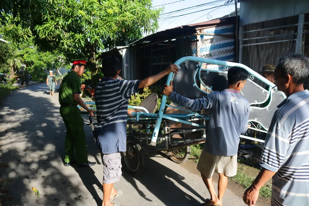 Ngành chức năng hỗ trợ người dân di dời tài sản 7.JPG